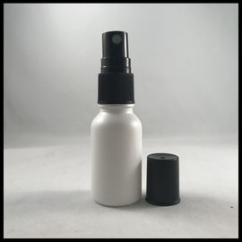 Porcellana Bottiglia di vetro bianca opaca 15ml del contagoccia dell'olio essenziale con il cappuccio dello spruzzo della pompa fornitore