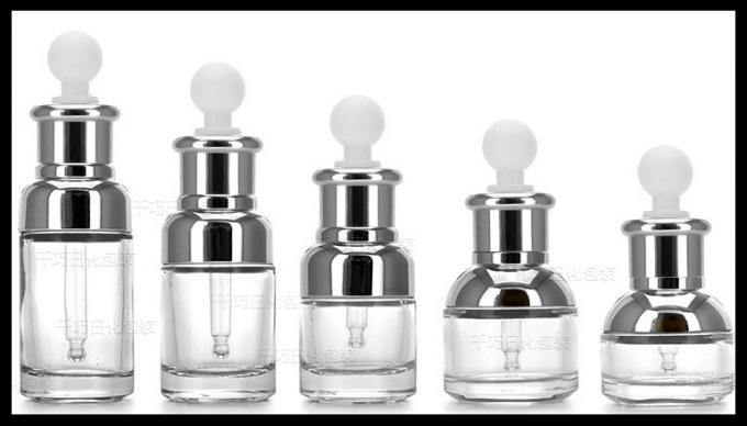 Il cosmetico di vetro trasparente imbottiglia le fiale bianche dell'olio essenziale del contagoccia di Bulp del collare d'argento della spalla